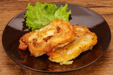 Ekmeğin içinde kızarmış morina balığı