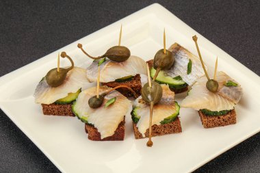 Ringa fileto kanepe aperatifi, yabanmersini ve salatalık.