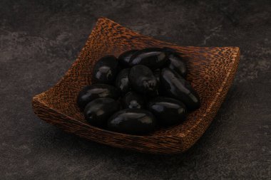 Kavanozda salamura siyah zeytin