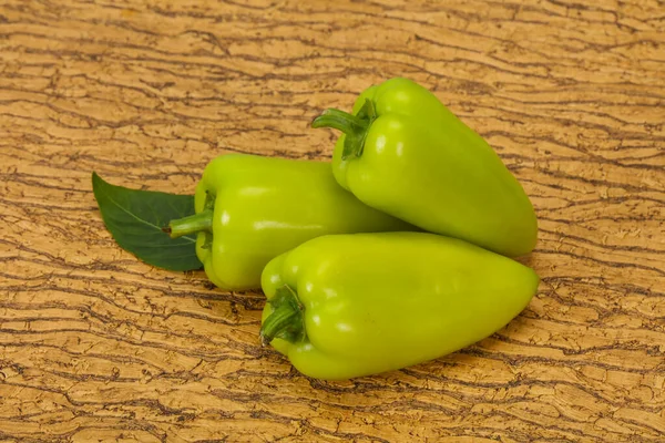 Pimenta Verde Madura Sobre Fundo Madeira — Fotografia de Stock