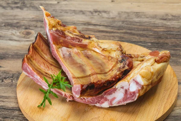 Smoked Pork Ribs Wooden Background Served Rucola — Stock Photo, Image