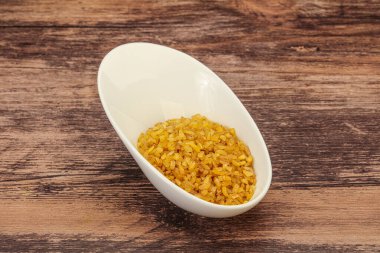 Vejetaryen mutfağı. Kasede pişirmek için kuru bulgur.