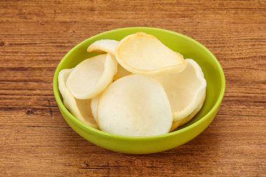 Asya usülü - kâsede ev yapımı karides cipsi