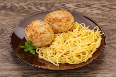 Peynirli spagetti ve ev yapımı tavuk pirzolası.