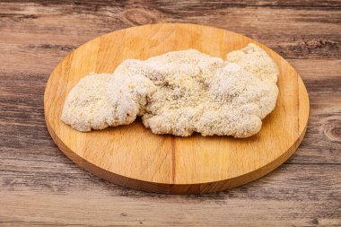 Kızartma için çiğ domuz eti şnitzel.