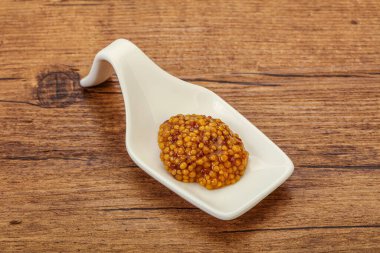 Dijon hardal sosu ve içinde tohumlar var.