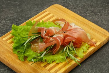 Biberiyeli dilimlenmiş domuz eti.