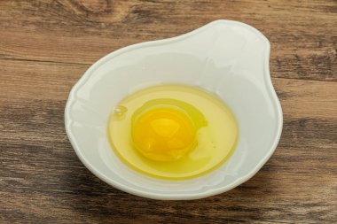 Pişirmek için çiğ tavuk yumurtası.