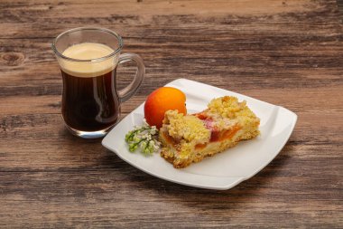 Kayısı ve kahveyle kabuklu turta.