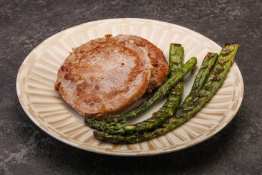 Ton balıklı ızgara biftek ve yeşil kuşkonmaz.