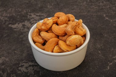 Kavrulmuş kaju yığını kasede