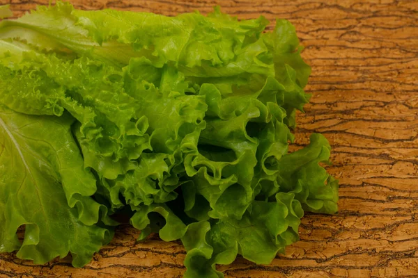 Salada Verde Deixa Sobre Fundo Madeira — Fotografia de Stock