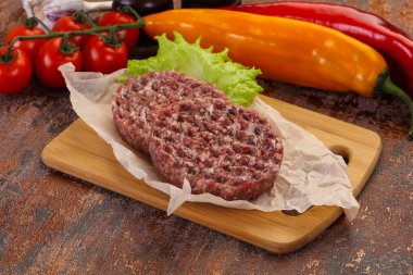 Çiğ burger pirzolası ızgara için hazır.