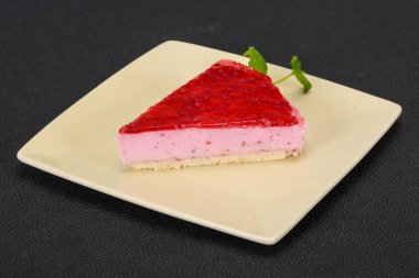 Yumuşak ahududu cheesecake plaka nane servis