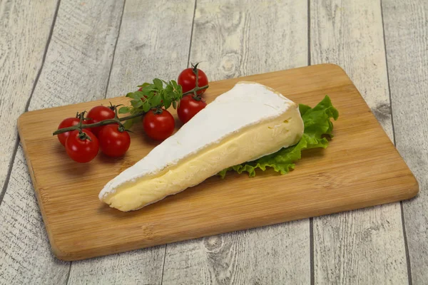 Triângulo Queijo Brie Servido Folhas Salada — Fotografia de Stock