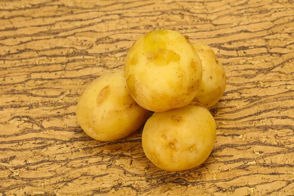 准备烹调的小季节性马铃薯堆 — 图库照片