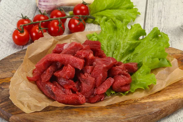 Çiğ et dilimlenmiş, pişirmeye hazır.