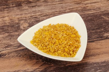 Vejetaryen mutfağı. Kasede pişirmek için kuru bulgur.