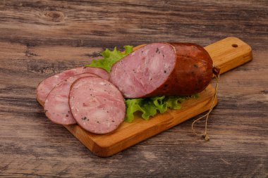 Baharatlı ve otlu füme jambon.