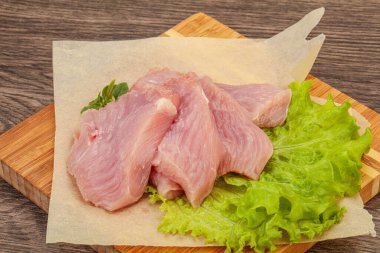 Pişirmek için çiğ hindi göğsü biftek.