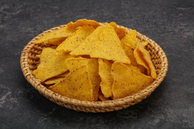 Meksika mısır cipsi üçgen yığını.