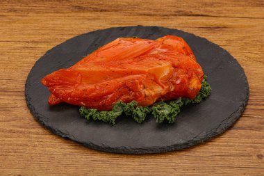 Baharatlı ve otlu füme tavuk göğsü.