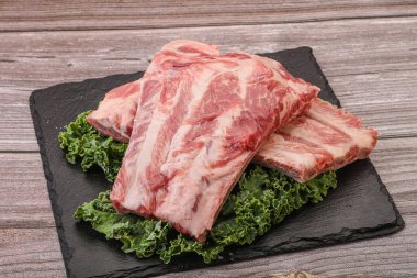 Lezzetli yemek için çiğ domuz kaburgası.