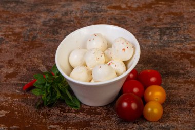 Fesleğen yapraklı ve domatesli Mozzarella peyniri topları.