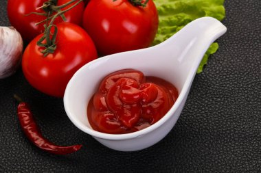 Domates ketçap sosu biber ve sarımsak servis edildi.