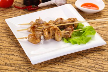 Acı soslu tavuk derisi şiş.