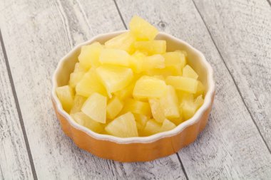 Kasede marine edilmiş ananas parçaları var.