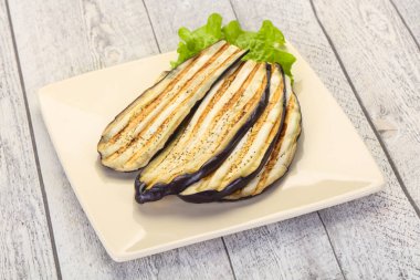 Kavanozda kızarmış patlıcan.