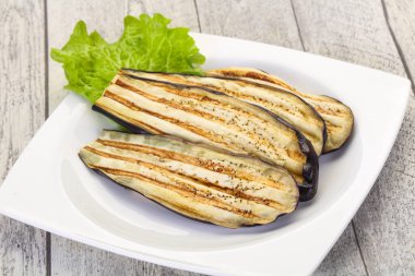 Kavanozda kızarmış patlıcan.