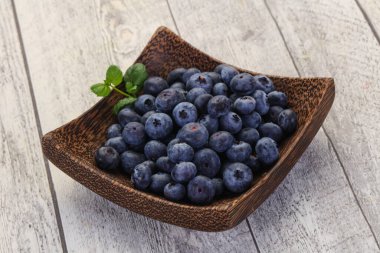 Tatlı, lezzetli yabanmersini kasesinde