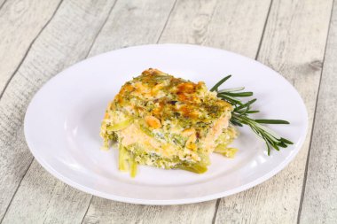 Somon ve brokolili güveç. Biberiye.