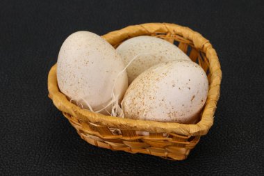 Pişirmeye hazır üç büyük çiğ hindi yumurtası.