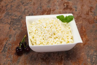 Taze kaymak tabaktaki taze kaymak. Naneli ve vişneli.