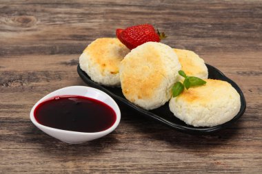 Reçelli krep ve naneli çilek.