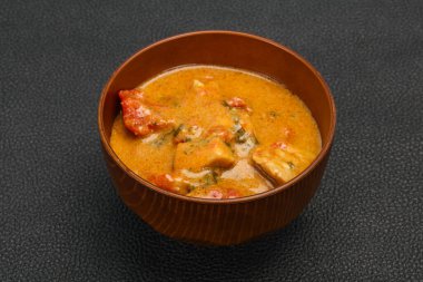 Geleneksel Tayland körili tavuk çorbası ve hindistan cevizi sütü.