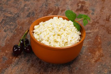 Taze kaymak tabaktaki taze kaymak. Naneli ve vişneli.