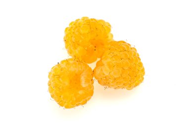 Tatlı, olgun, yapraklı sarı ahududu.