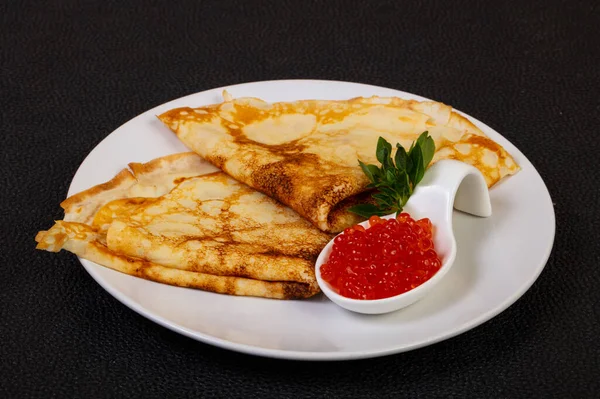 Pannenkoeken Met Rode Kaviaar — Stockfoto