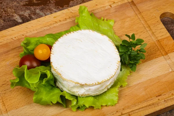 Queijo Camembert Delicoso Com Folhas Salada — Fotografia de Stock