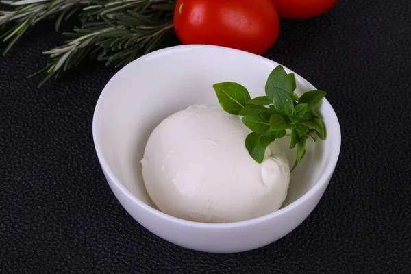 Palla Mozzarella Italiana Servita Con Basilico Pomodori — Foto Stock