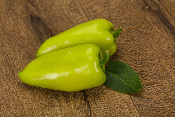 Rijpe Groene Paprika Houten Achtergrond — Stockfoto