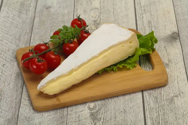 Brie Triangle Fromage Servi Feuilles Salade — Photo