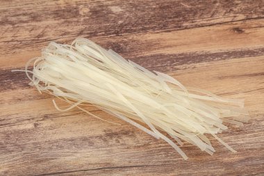 Kuru pirinç eriştesi pişirmeye hazır.