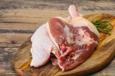 Çiğ ördek bacağı pişirmek için biberiye servis edilir.