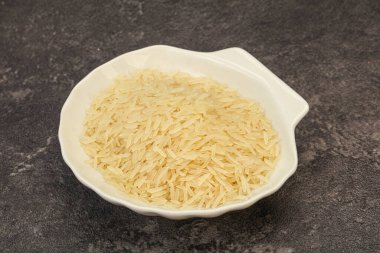 Tabakta çiğ Hint basmati pilavı