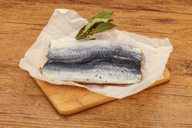 Güvertede deri ve baharatlı ringa filetosu.